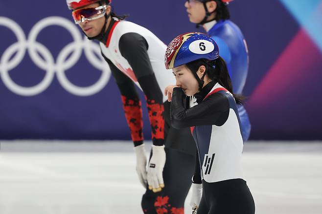 10일(현지시간) 이탈리아 밀라노 아이스스케이팅 아레나에서 열린 2026 밀라노ㆍ코르티나담페초 동계올림픽 쇼트트랙 혼성계주 준결승에서 미국팀과 충돌해 넘어진 한국 김길리가 경기가 끝난 뒤 아쉬워하고 있다. 2026.2.10 연합뉴스