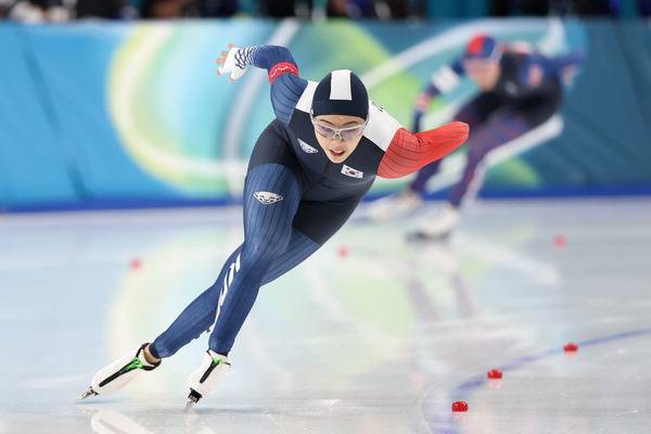 이나현이 10일(한국시간) 이탈리아 밀라노에서 열린 2026 밀라노·코르티나 담페초 동계올림픽 스피드 스케이팅 여자 1000m 경기에서 질주하고 있다. 연합뉴스