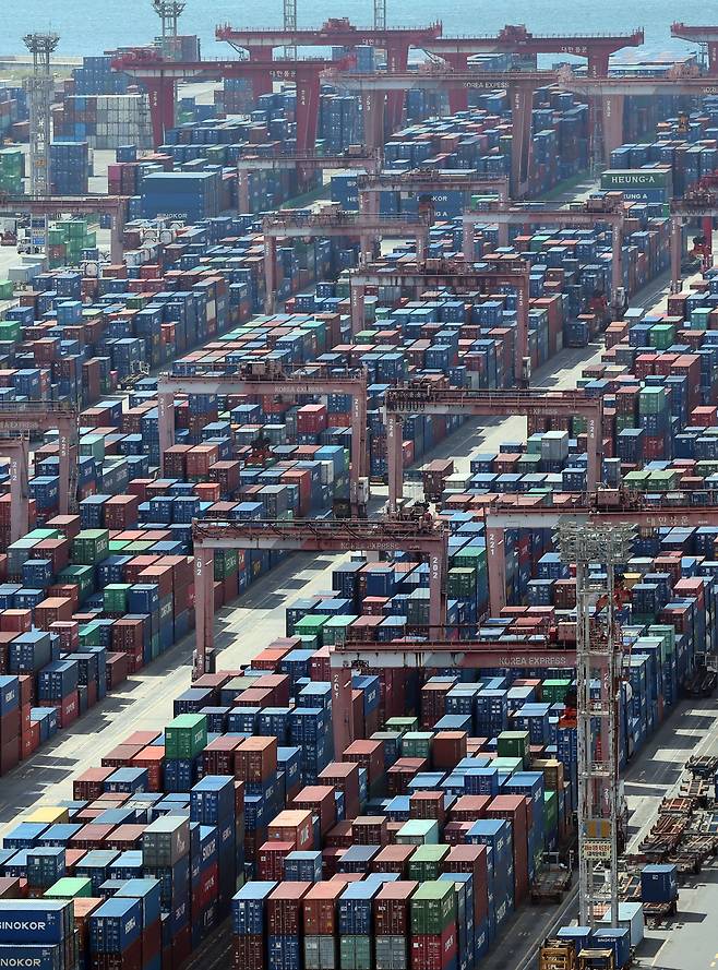 Containers wait for shipment at a Busan port. (Newsis)