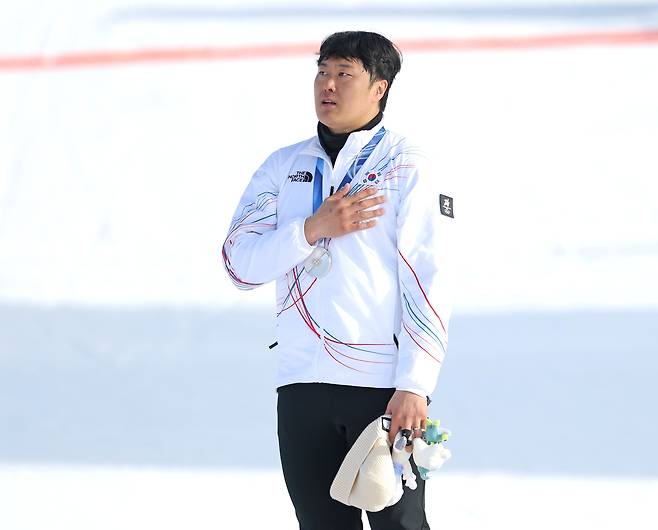 South Korea's national anthem is played after snowboarder Kim Sang-kyum won silver in the men’s parallel giant slalom event at the Milano Cortina Winter Games on Sunday. (Yonhap)