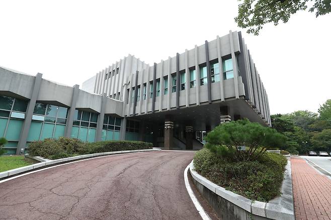 The main building of the Korea Institute for Defense Analyses in Dongdaemun District, eastern Seoul. The government included the institute’s site as a potential housing development area in its Jan. 29 supply measures. [WOO SANG-JO]
