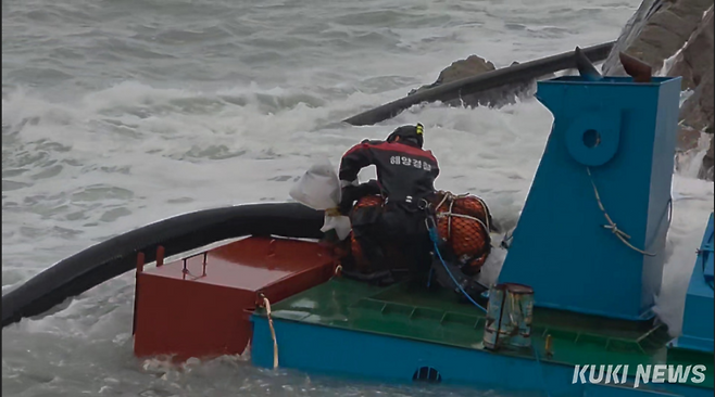 강릉시와 양양군 일부 등 강릉해양경찰서 관할 해역에서 2025년 한 해 동안 총 5건의 해양오염사고가 발생해 기름 등 오염물질은 96.1ℓ가 유출된 것으로 나타났다. 실제 해양오염사고에서 에어벤트를 봉쇄하는 모습. 강릉해경 제공