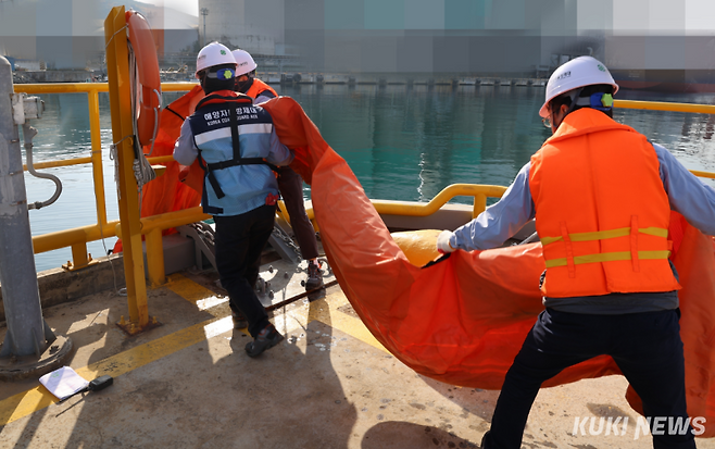 강릉시와 양양군 일부 등 강릉해양경찰서 관할 해역에서 2025년 한 해 동안 총 5건의 해양오염사고가 발생해 기름 등 오염물질은 96.1ℓ가 유출된 것으로 나타났다. 방제 훈련 모습. 강릉해경 제공