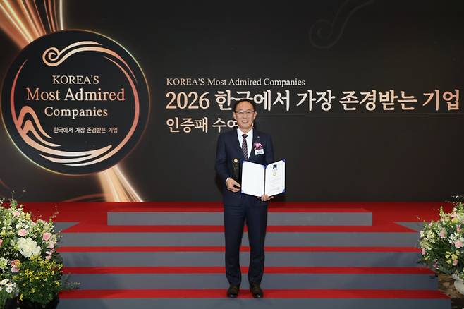 박정우 캐논코리아 대표이사가 한국능률협회컨설팅(KMAC)이 주관한 2026년 제23회 ‘한국에서 가장 존경받는 기업’에서 수상한 뒤, 기념사진을 촬영하고 있다. 캐논코리아 제공