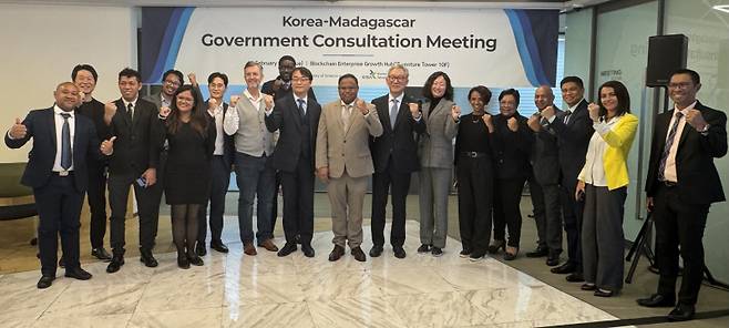 과학기술정보통신부, 마다가스카르 디지털개발‧전환‧우정‧통신부 및 농축산부, 한국인터넷진흥원, 세계은행 관계자들이 10일 한국인터넷진흥원(KISA) 서울청사에서 열린 ‘한-마다가스카르 정부 간 간담회’에서 기념촬영을 하고 있다. 과학기술정보통신부 제공