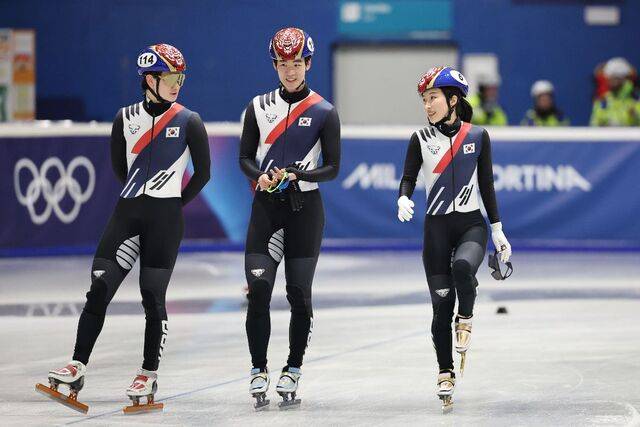 이준서(왼쪽)와 김길리가 9일(한국시간) 이탈리아 밀라노 아이스스케이팅 아레나에서 훈련 중 밝은 표정으로 대화하고 있다.  연합뉴스