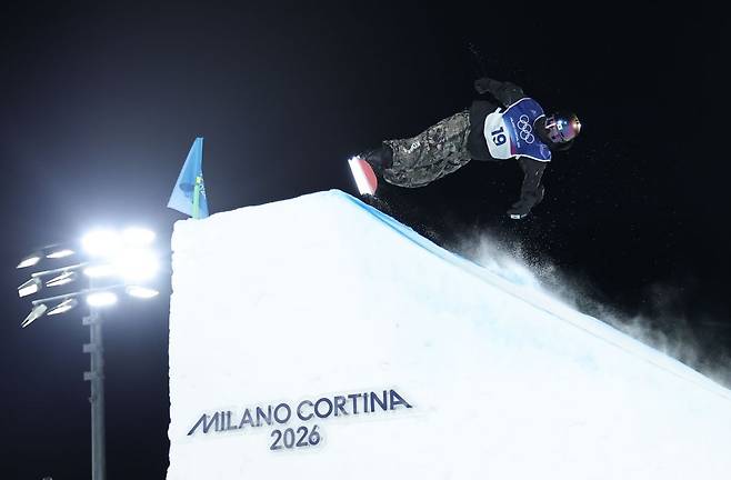 유승은이 9일(현지시간) 이탈리아 리비뇨 스노파크에서 열린 2026 밀라노·코르티나담페초 동계올림픽 스노보드 여자 빅에어 결선에서 공중 묘기를 선보이고 있다. 연합뉴스