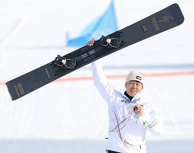 '스노보드 베테랑' 김상겸이 지난 8일 이탈리아 리비뇨 스노파크에서 열린 2026 밀라노·코르티나담페초 동계올림픽 남자 평행대회전 결승 시상식에서 은메달을 목에 걸고 세리머니를 하고 있다. 연합뉴스