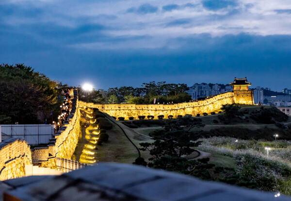 명절에 가족들과 함께 산책하기 좋은 수원화성 성곽 풍경. 수원시 제공