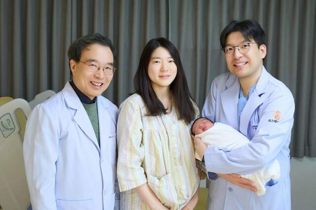 (왼쪽부터) 이기호 원장, 정씨, 이지훈 원장. 연합뉴스
