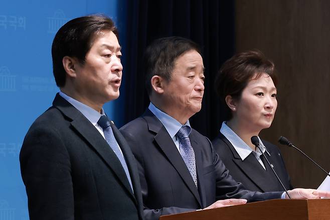 더불어민주당 황명선(왼쪽부터)·강득구·이언주 최고위원이 지난 6일 국회 소통관에서 민주당과 조국혁신당 간 합당 논의를 중단할 것을 촉구하고 있다