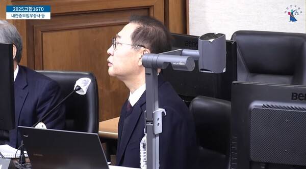 ▲박성재 전 법무부장관이 9일 내란중요임무종사 재판에서 계엄 당시 윤석열 전 대통령에게 계엄으로 해결안되는 상황이라고 말했다고 답변하고 있다. 사진=서울중앙지법 영상 갈무리