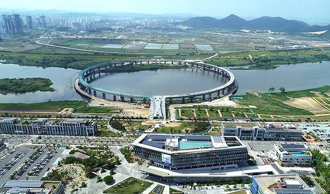 이응다리 전경. 한글 자음 ‘ㅇ’의 둥근 모양을 본뜬 디자인으로 단순한 교량이 아니라 문자가 도시 경관이 된 사례라고 UAE 언론은 주목했다.