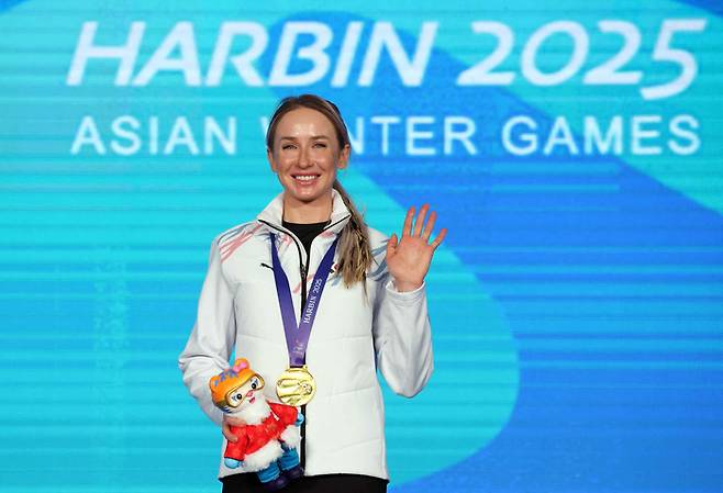지난해 하얼빈 동계아시안게임에서 금메달을 따낸 뒤 미소짓는 예카테리나 압바꾸모바. 로이터연합뉴스