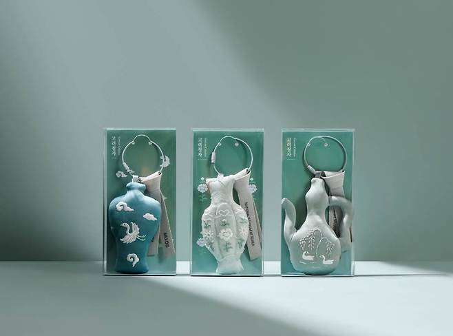 일본에 출시된 국립중앙박물관 문화상품 ‘뮷즈’ 청자 키링 <국립박물관문화재단>