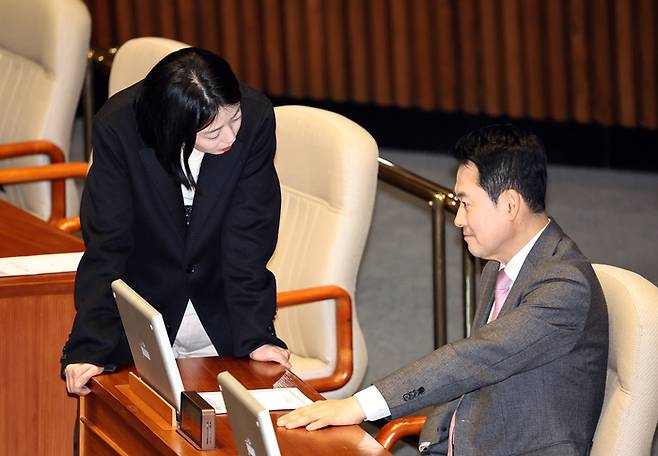 배현진 국민의힘 의원이 지난 9일 오후 서울 여의도 국회에서 열린 제432회국회(임시회) 제4차 본회의에서 장동혁 국민의힘 대표에게 발언하고 있다. [뉴시스]