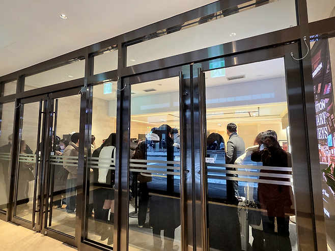 10일 오전 서울 중구에 위치한 신세계백화점 본점 더 리저브. 중국인 관광객들이 루이비통 비저너리 저니 서울에 입장하려고 기다리고 있다. [김혜진 기자]