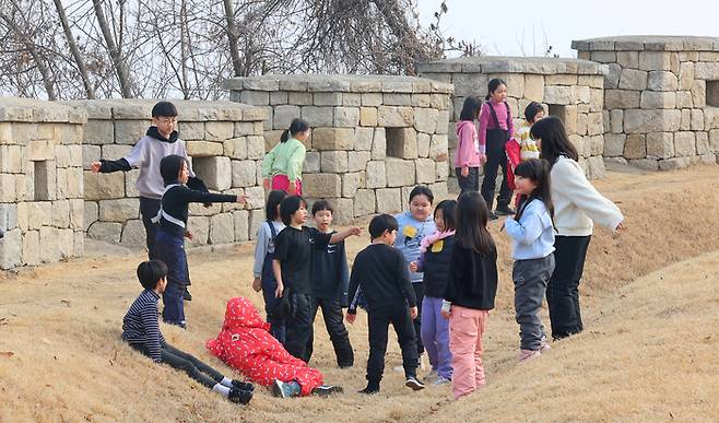 5일 인천 강화군 연미정으로 겨울방학 현장체험학습을 나온 어린이들이 두꺼운 외투를 벗어놓고 뛰어놀고 있다. [연합뉴스]
