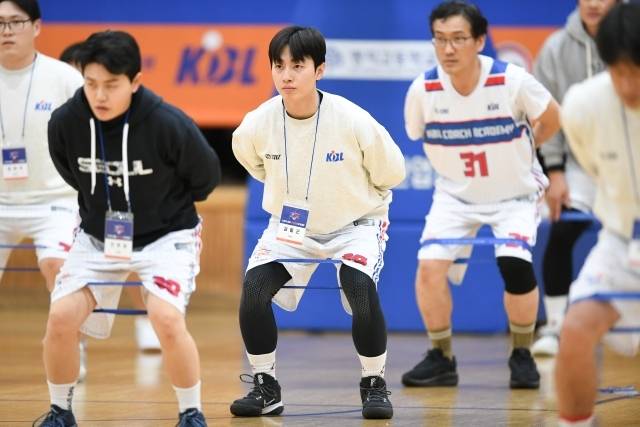 김동근 선생님은 “KBL에서 대단히 유명한 분들이 오신 만큼 영광이었다. 농구 팬으로서 인기 스타들을 만났다는 느낌이 있었다(웃음). 아이들에게 자랑도 하고 싶다. 이런 경험이 수업하는 데 있어 큰 도움이 되고 또 기반이 될 것 같은 생각이 든다. 내가 이 정도로 대단한 분들에게 배웠다고 말할 수 있지 않나”라고 전했다. 사진=KBL 제공