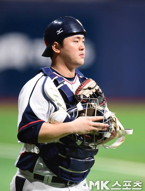 2024년 11월 6일 오후 고척스카이돔에서 2024 WBSC 프리미어12 대표팀과 상무의 평가전이 벌어졌다. 1회말 상무팀으로 출전한 포수 김형준이 그라운드로 들어서고 있다. 이날 경기에서 대표팀 이주형과 신민재, 나승엽, 김형준, 곽빈, 김주원 등 몇몇 선수들은 실전 감각을 높이기 위해 상무팀으로 출전했다. 대표팀은 오는 15일 대만에서 일본과 B조 예선전을 갖는다. 사진=김재현 기자