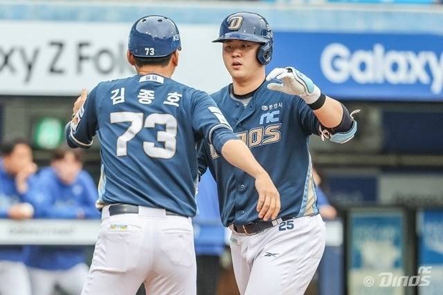 김형준이 지난해 와일드카드 결정전 1차전에서 왼 유구골이 골절된 상황에서도 홈런을 치고 있다. 사진=연합뉴스