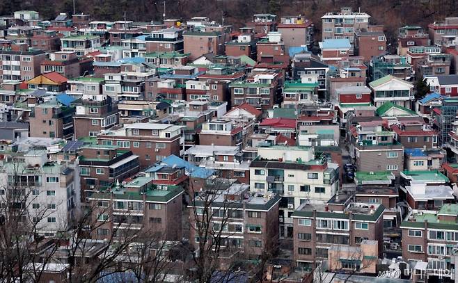 [서울=뉴시스] 김진아 기자 = 지난달 수도권 빌라(연립·다세대주택)의 월세 가격 지수가 2015년 집계 이래 최고치를 기록했다. 전월 대비 상승 폭 역시 역대 최대였다.   18일 한국부동산원에 따르면 지난달 수도권 빌라 월세 가격 지수는 101.51로 집계가 시작된 2015년 6월 이후 최고 수준을 기록했다. 전월 대비 상승폭도 0.28포인트로 통계 작성 이래 가장 큰 폭으로 증가했다. 특히 지난해 10·15 대책 발표 이후 월세 지수는 10월 0.23포인트, 11월 0.25포인트, 12월 0.28포인트씩 오르며 매달 최고 상승 폭을 갈아치우고 있다.   사진은 19일 서울 시내 주택가. 2026.01.19. bluesoda@newsis.com /사진=김진아