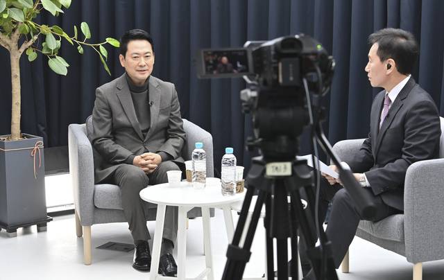 발언하는 張대표  : 장동혁(왼쪽) 국민의힘 대표가 10일 오전 서울 중구 문화일보에서 유튜브 방송 ‘허민의 뉴스쇼’에 출연해 이야기하고 있다. 백동현 기자