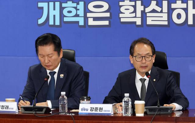 더불어민주당 재선 의원 모임 회장 강준현 의원이 10일 국회 의원회관에서 열린 정청래 대표와의 간담회장에서 발언하고 있다. 연합뉴스