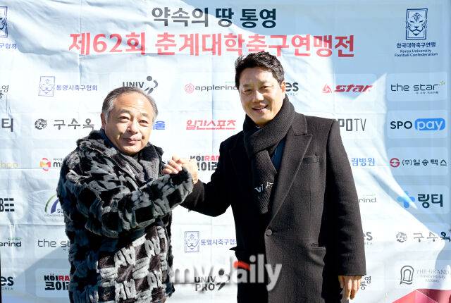 2026년 2월 9일 경상남도 통영산양스포츠파크에서 ' '약속의 땅 통영, 제62회 춘계대학축구연맹전'이 열렸다.한국대학축구연맹 박한동 회장(왼쪽)과 일본대학축구연맹 나가노 유지 회장이 인사하고 있다./통영=유진형 기자
