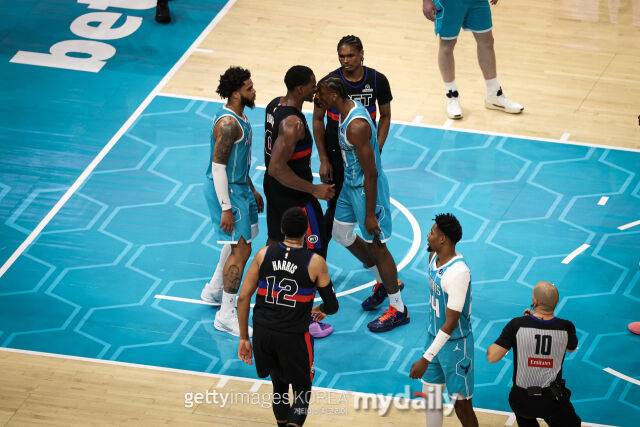 감정 싸움을 하는 듀렌(위 왼쪽에서 두 번째)과 디아바테(위 오른쪽). /게티이미지코리아