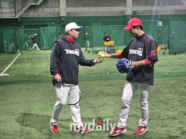 테니스채를 든 KIA 김연훈 수비코치/아마미오시마(일본)=김진성 기자 kkomag@mydaily.co.kr