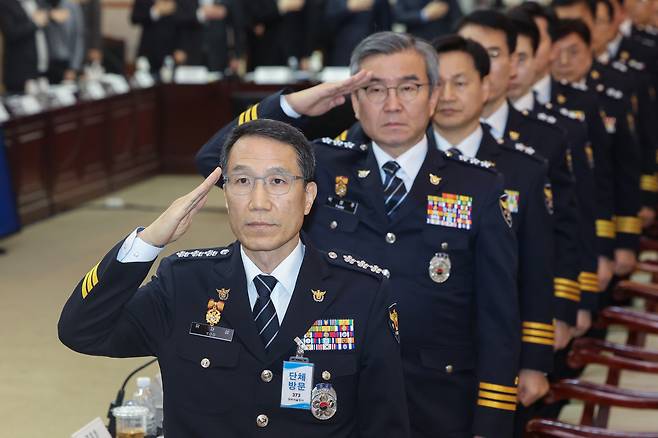 유재성 경찰청장 직무대행(사진 왼쪽)과 박성주 국가수사본부장이 지난달 12일 서울 종로구 정부서울청사에서 열린 행정안전부 주관 경찰청 및 산하기관 업무보고에 참석해 국민의례를 하고 있다. [연합]