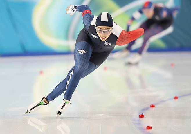 9일(현지 시각) 이탈리아 밀라노 스피드스케이팅 스타디움에서 열린 2026 밀라노-코르티나담페초 동계올림픽 스피드스케이팅 여자 1000ｍ 경기에서 이나현이 질주하는 모습. [연합]