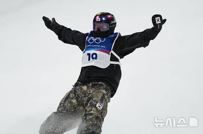 [리비뇨=AP/뉴시스] 9일(현지 시간) 이탈리아 리비뇨 스노파크에서 열린 2026 밀라노·코르티나담페초 동계올림픽 스노보드 여자 빅에어 결선에서 유승은이 1차 시기를 성공적으로 착지한 뒤 기뻐하고 있다. 2026.02.10.