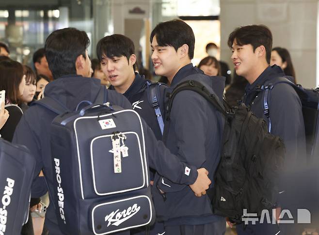 [서울=뉴시스] 김근수 기자 = 대한민국 야구국가대표팀 원태인과 문동주가 12일 서울 강서구 김포공항 국제선에서 일본 출국 수속을 받기 위해 이동하고 있다.대한민국 야구 국가대표팀은 내년 월드베이스볼클래식(WBC) 대비해 오는 15~16일 일본 도쿄돔에서 일본과 두차례 K-베이스볼 시리즈 평가전을 치른다. 2025.11.12. ks@newsis.com
