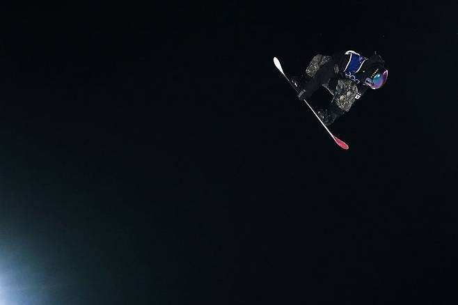 [리비뇨=AP/뉴시스] 유승은이 9일(현지 시간) 이탈리아 리비뇨 스노파크에서 열린 2026 밀라노·코르티나담페초 동계올림픽 스노보드 여자 빅에어 결선 경기를 펼치고 있다. 고교생 유승은은 최종 171.00점으로 동메달을 따내 한국 스노보드 사상 처음으로 빅에어 종목 메달을 수확했다. 2026.02.10.