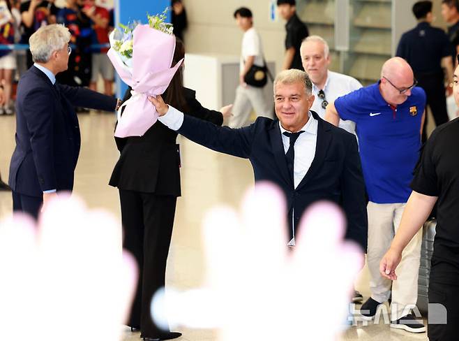 [인천공항=뉴시스] 이영환 기자 = 주안 라포르타 FC 바르셀로나 회장이 29일 오후 인천국제공항 제2여객터미널을 통해 입국해 팬들에게 인사를 하고 있다.FC 바르셀로나는 31일 FC 서울, 다음달 4일 대구FC와 경기를 치른다. 2025.07.29. 20hwan@newsis.com