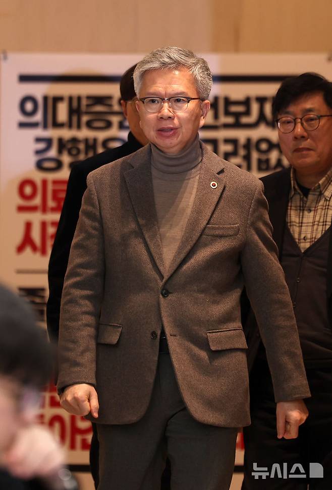 [서울=뉴시스] 김선웅 기자 = 김택우 대한의사협회장이 10일 서울 용산구 대한의사협회에서 보건의료정책심의위원회의 의과대학 증원 관련 긴급 브리핑을 하기 위해 브리핑장소로 들어서고 있다. 2026.02.10. mangusta@newsis.com