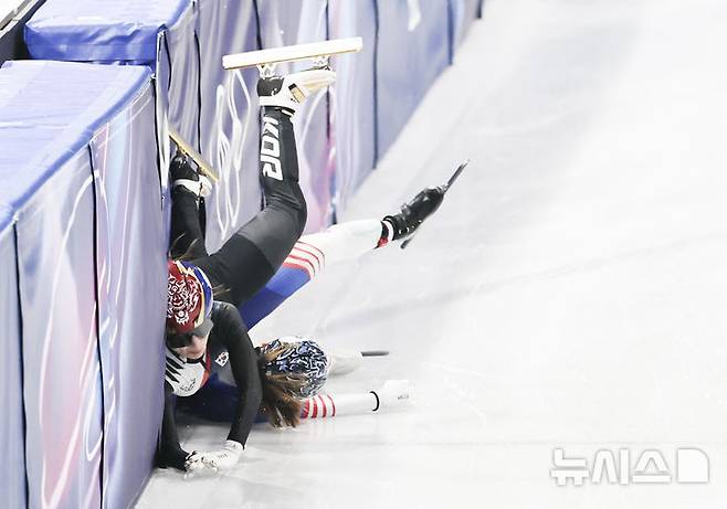 [밀라노=뉴시스] 김근수 기자 = 쇼트트랙 김길리가 10일(현지 시간) 이탈리아 밀라노 아이스스케이팅 아레나에서 열린 2026 밀라노·코르티나 담페초 동계올림픽 쇼트트랙 혼성계주 준결승에서 미국 커린 스토더드와 충돌하고 있다. 2026.02.10. ks@newsis.com