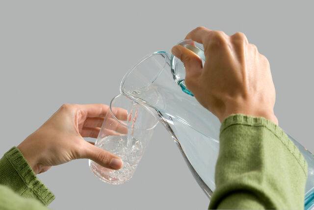 연구팀은 물을 마실 때 생수병을 피하고 유리와 스테인리스 용기를 쓸 것을 권했다. 사진은 기사의 특정 사실과 관련 없음. 클립아트코리아