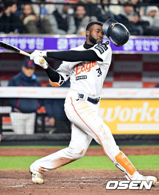 [OSEN=대전, 민경훈 기자] 5회말 2사 주자 1루 한화 플로리얼이 타석에서 헛스윙을 하며 헬멧이 벗겨지고 있다. 2025.04.03 / rumi@osen.co.kr