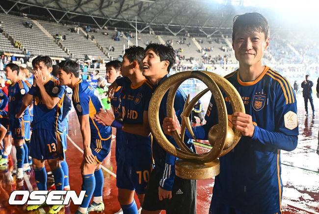 [OSEN=울산, 이석우 기자] 1일 울산 문수축구경기장에서 하나은행 K리그1 2024 울산 HD와 강원FC의 경기가 열렸다.  울산이 승리하면 남은 두 경기 결과와 상관없이 리그 3연패와 함께 구단 통산 5번째 우승을 달성하게 된다.울산 HD 이청용과 선수들이 팬들이 만들어 온 우승 트로피를 들고 기뻐하고 있다. 2024.11.01 / foto0307@osen.co.kr