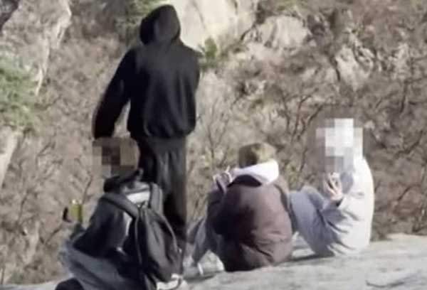 지난 2025년 4월 북한산에서 흡연하다 적발됐던 외국인들. 사진 조선일보DB.