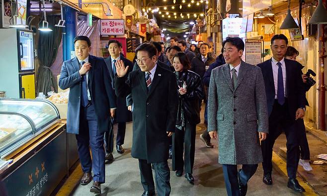 이재명 대통령이 9일 오후 서울 종로구 통인시장을 방문해 상인들에게 인사하고 있다. 청와대 제공