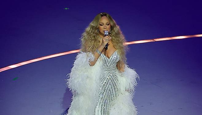 머라이어 캐리가 지난 6일 오후(현지시간) 밀라노 산시로 올림픽 스타디움에서 열린 ‘2026 밀라노-코르티나 동계올림픽’ 개회식에서 오프닝 공연을 펼치고 있다. 밀라노=뉴스1