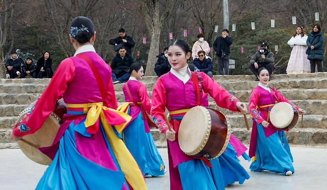 설 연휴를 앞둔 10일 경기 용인시 한국민속촌에서 관람객들이 민속공연 ‘삼도판굿’을 지켜보며 즐거운 시간을 보내고 있다.&nbsp;