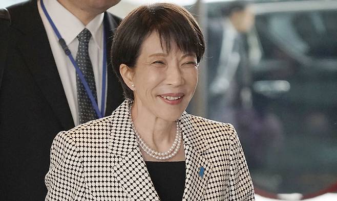 웃음꽃 다카이치 최근 총선에서 압승을 거둔 다카이치 사나에 일본 총리가 10일 웃으며 도쿄 총리 관저에 들어서고 있다. 다카이치 총리는 이날 사회관계망서비스(SNS) 엑스(X)를 통해 이재명 대통령의 축하 메시지에 “양국은 협력해야 할 중요한 이웃 나라”라고 화답했다. 도쿄=지지AFP연합뉴스