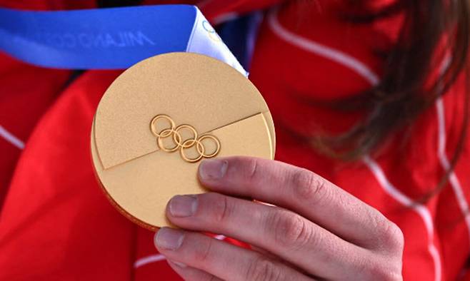 2026 밀라노·코르티나담페초 동계 올림픽 금메달. 리비뇨=AFP연합뉴스