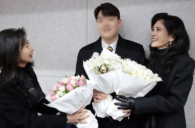 홍라영 전 삼성미술관 리움 총괄부관장(왼쪽)과 이부진 신라호텔 사장이 9일 서울 강남구 휘문고등학교에서 열린 임동현 군의 졸업식에 참석해 꽃다발을 선물하고 있다. 2026.2.9 뉴스1