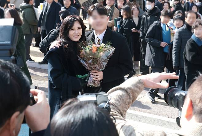 이부진 호텔신라 사장이 9일 서울 강남구 휘문고등학교에서 열린 아들 임동현군의 졸업식에 참석해 기념 촬영을 하고 있다. 2026.2.9 뉴스1
